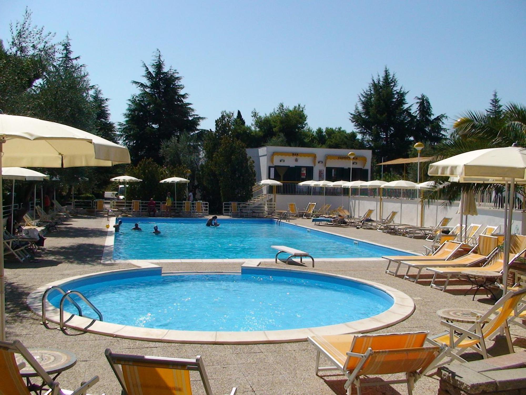 Villaggio Turistico Residence Delfino Vieste Eksteriør billede